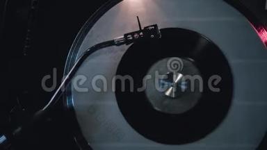 一张7英寸小唱片的DJ唱盘正在旋转。